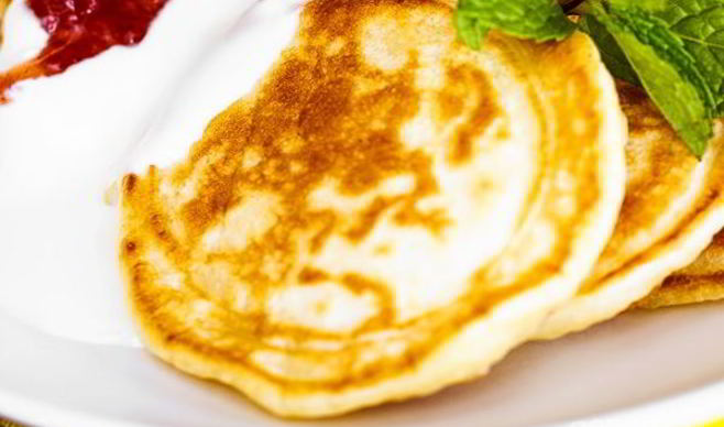 Пышные оладьи на кефире и дрожжах