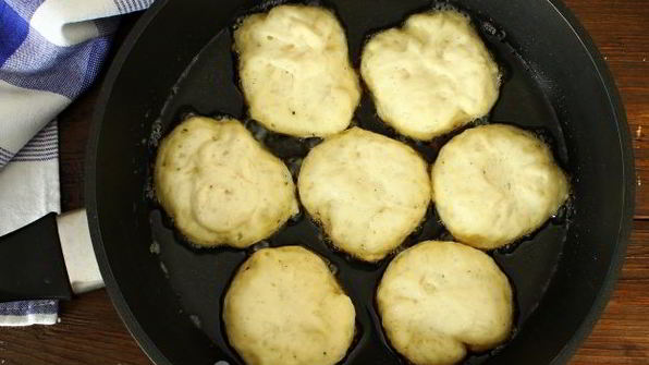 пышные оладьи на простокваше на дрожжах