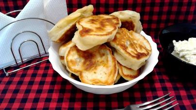 Пышные оладьи с изюмом на кефире