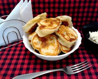 Пышные оладьи с изюмом на кефире