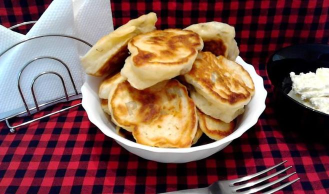 Пышные оладьи с изюмом на кефире