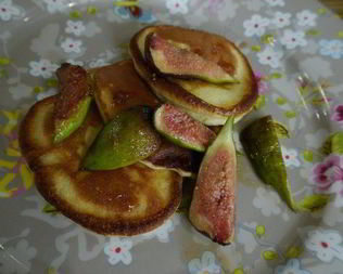 Сахарные оладьи с инжиром