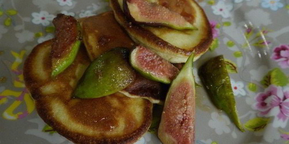 Рецепт сахарные оладьи с инжиром