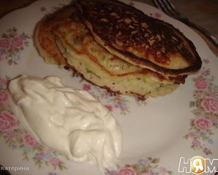 Сливочные оладьи с кабачками, зеленью и сыром