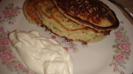 Сливочные оладьи с кабачками, зеленью и сыром