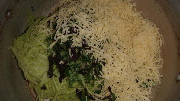 сливочные оладьи с кабачками, зеленью и сыром