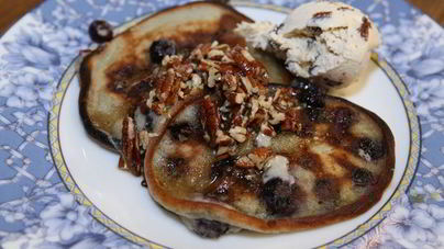 Сметанные оладьи с голубикой и ореховым сиропом