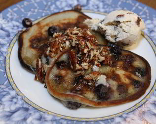 Сметанные оладьи с голубикой и ореховым сиропом