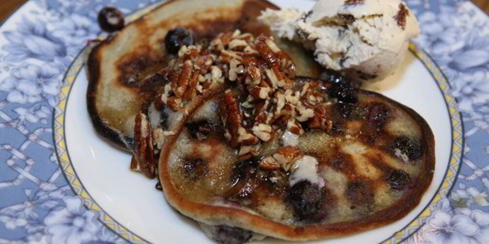 Рецепт сметанные оладьи с голубикой и ореховым сиропом