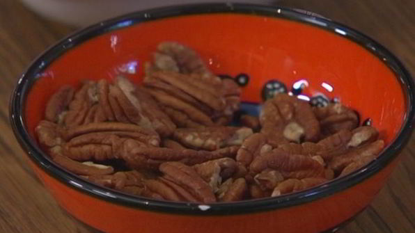 сметанные оладьи с голубикой и ореховым сиропом