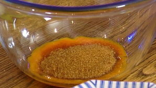 сметанные оладьи с голубикой и ореховым сиропом