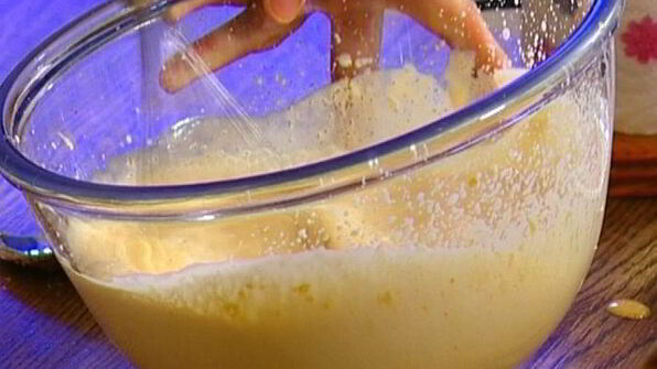 сметанные оладьи с голубикой и ореховым сиропом