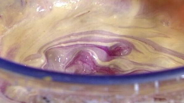 сметанные оладьи с голубикой и ореховым сиропом