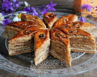 Пахлава с грецкими орехами и медом