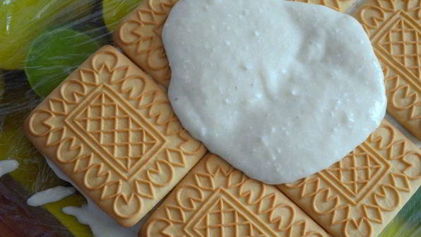 банановый десерт с песочным печеньем