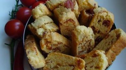 Бискотти с пармезаном, ветчиной и перцем чили