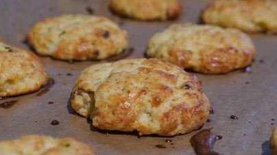 Картофельное печенье с сыром и грудинкой