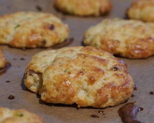 Картофельное печенье с сыром и грудинкой