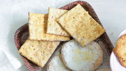 Печенье из слоеного теста с орехами и цукатами