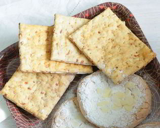 Печенье из слоеного теста с орехами и цукатами