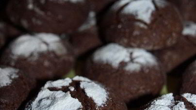 Печенье с горьким шоколадом в сахарной пудре