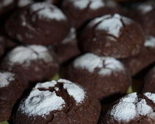 Печенье с горьким шоколадом в сахарной пудре