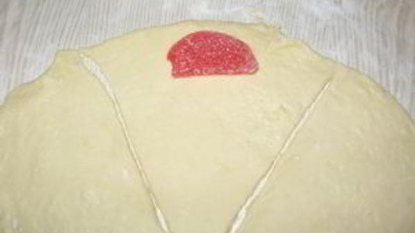 сдобные рогалики с мармеладом