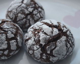 Шоколадное печенье с трещинками