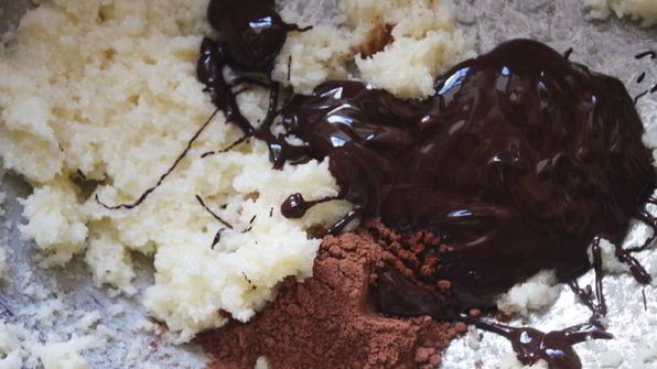 шоколадное печенье с трещинками