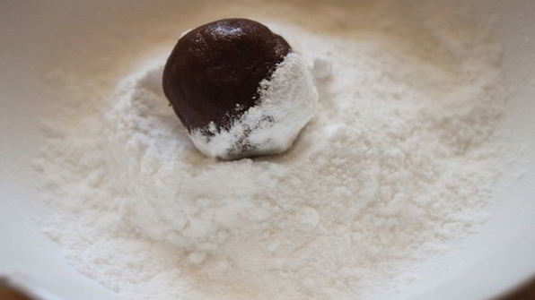 шоколадное печенье с трещинками