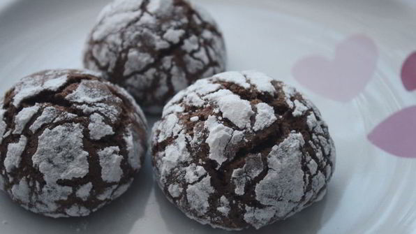 шоколадное печенье с трещинками