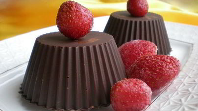 Шоколадные корзиночки с клубникой и печеньем