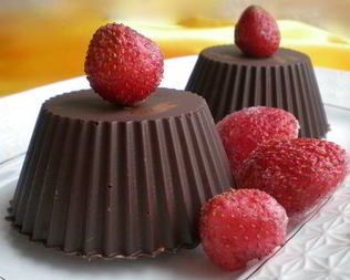 Шоколадные корзиночки с клубникой и печеньем