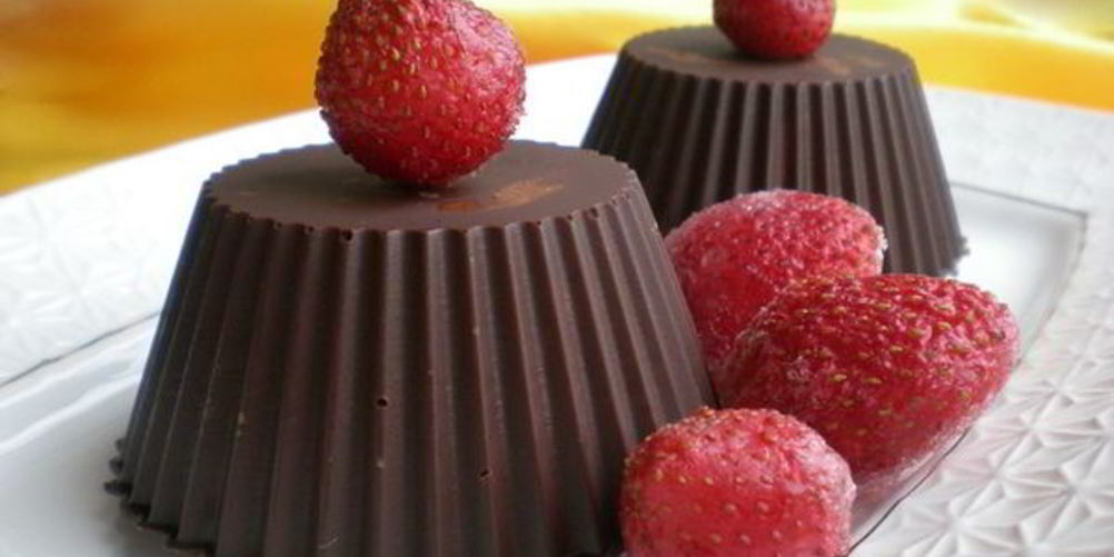 Рецепт шоколадные корзиночки с клубникой и печеньем