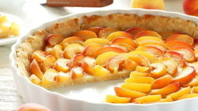 Ароматный пирог с половинками абрикосов