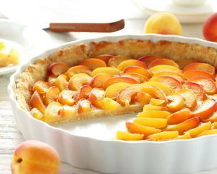 Ароматный пирог с половинками абрикосов