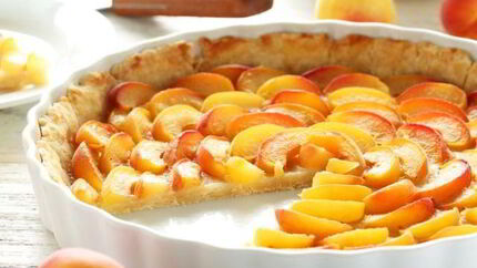 Ароматный пирог с половинками абрикосов