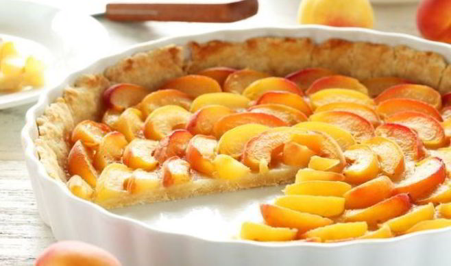 Ароматный пирог с половинками абрикосов