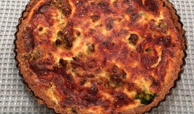 Безглютеновый киш с лососем и брокколи