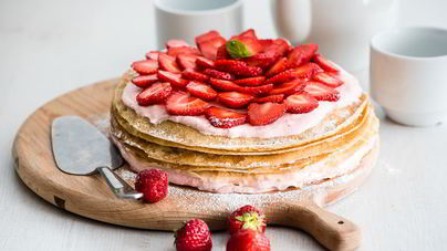 Блинный пирог с клубникой