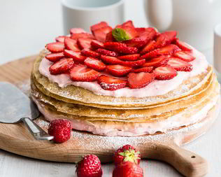 Блинный пирог с клубникой