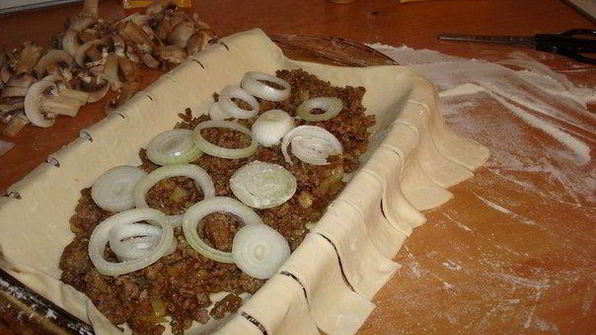 быстрый мясной пирог с грибами