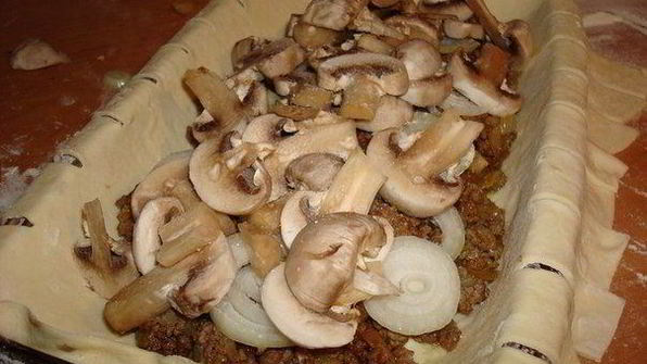 быстрый мясной пирог с грибами