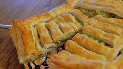 Быстрый пирог с курицей и луком-пореем