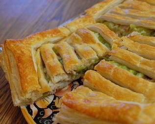 Быстрый пирог с курицей и луком-пореем