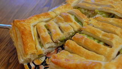 Быстрый пирог с курицей и луком-пореем