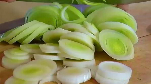 быстрый пирог с курицей и луком-пореем