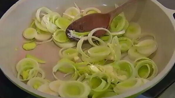 быстрый пирог с курицей и луком-пореем