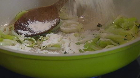 быстрый пирог с курицей и луком-пореем