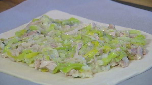 быстрый пирог с курицей и луком-пореем